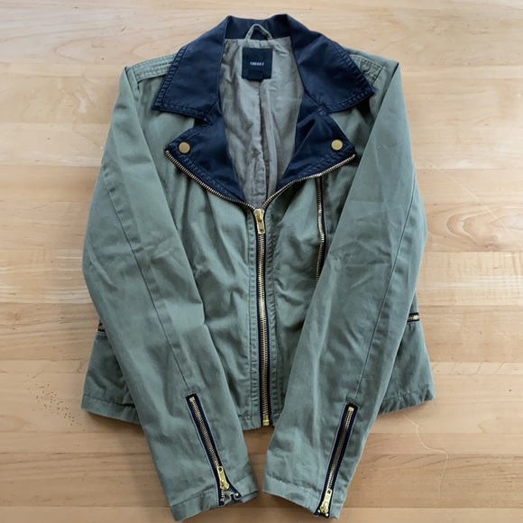 Forever 21 Short Green Jacket Size Medium With Black Collar and Gold Zippers - Picture 2 of 3